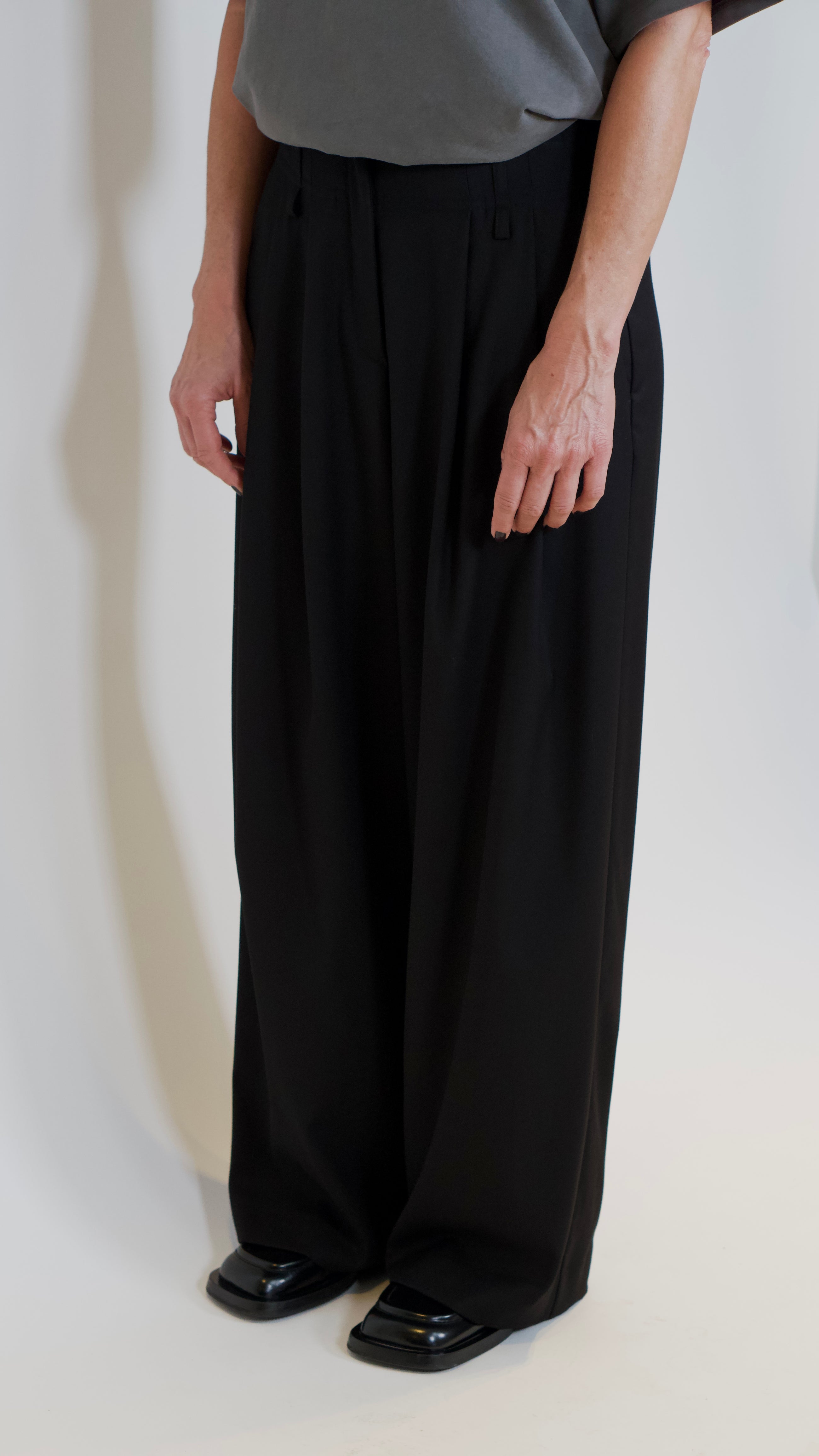 LouLou Pants fra Yin Studio — sort, bagfra · Kontinue.dk