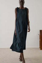 Debby Dress, Pétrole