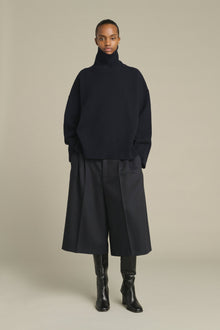 William striktrøje fra Soeur i navy - oversized pullover i merinould