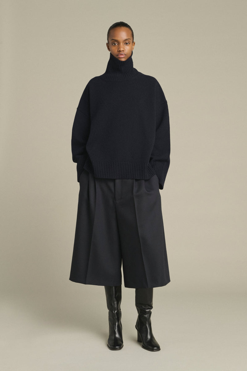 William striktrøje fra Soeur i navy - oversized pullover i merinould