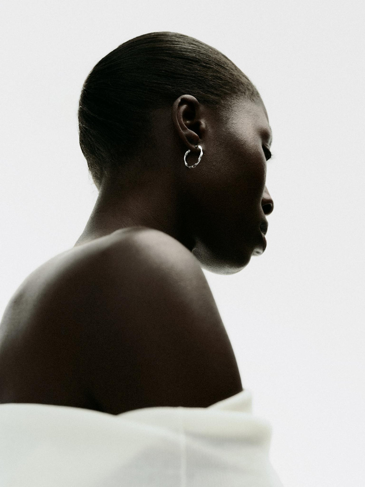 Annette hoop sølv – på model