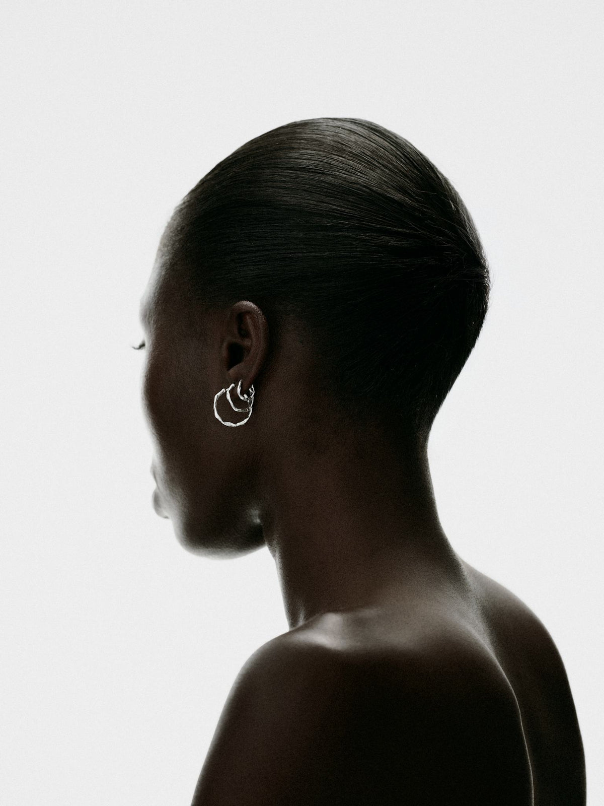 Nadja hoop sølv – på model