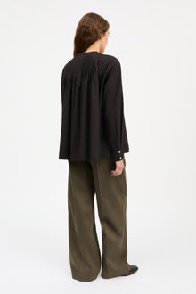 Skall Studio Dot Shirt sort detalje
