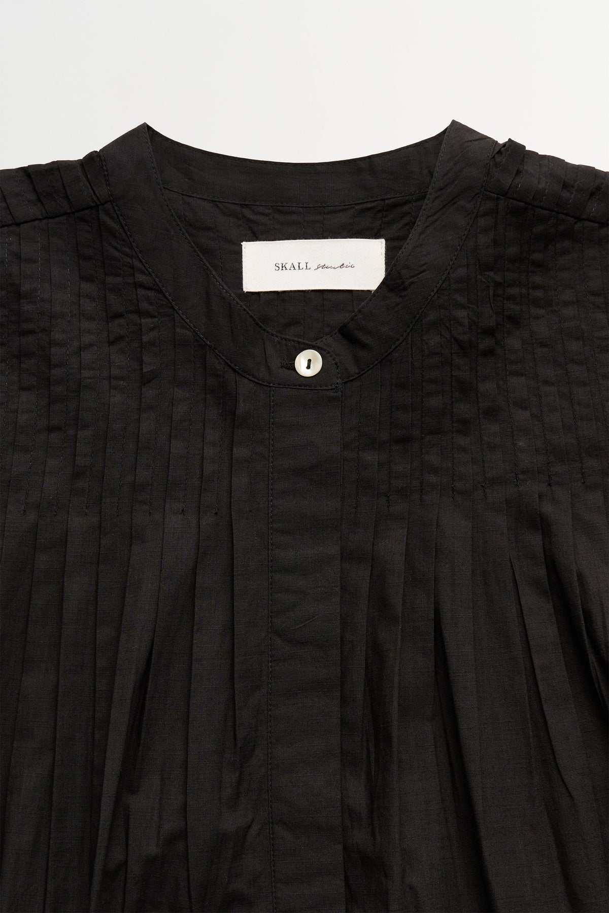 Skall Studio Dot Shirt sort detalje