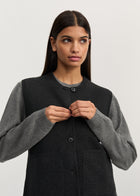 Elva vest i Antracite – på model