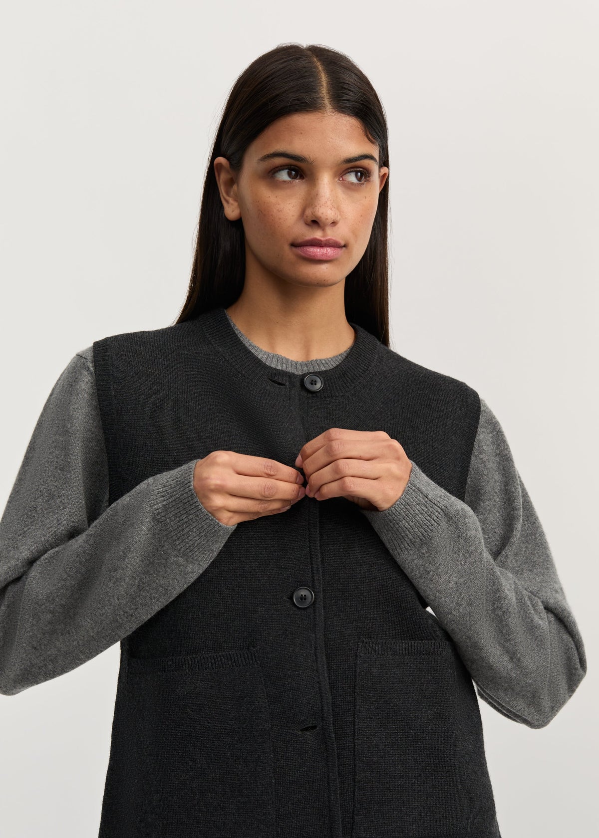 Elva vest i Antracite – på model