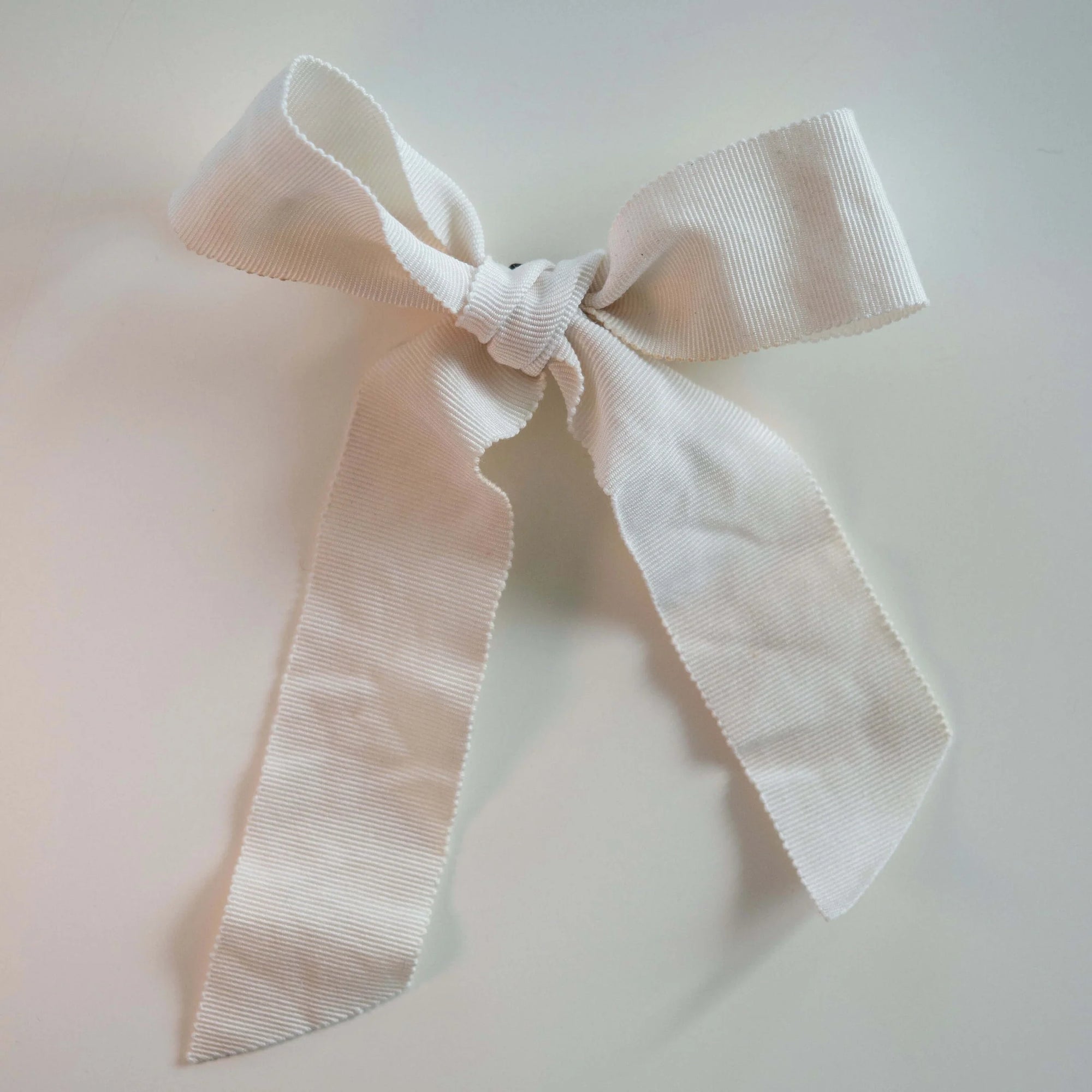 Ivory sløjfe af håndfarvet Grosgrain bånd