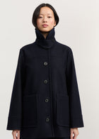 Jamie Jacket Loden i Navy – på model
