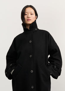 Jo Coat Loden i Black – set fra siden