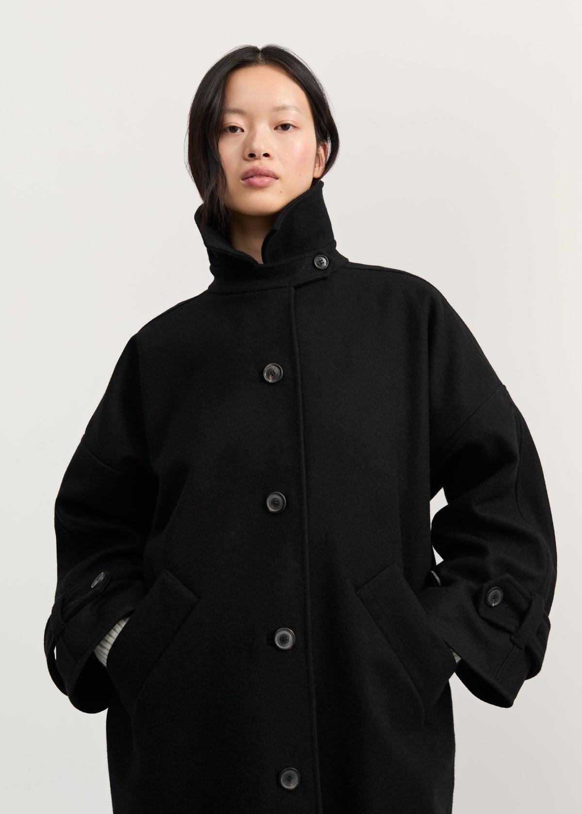 Jo Coat Loden i Black – set fra siden