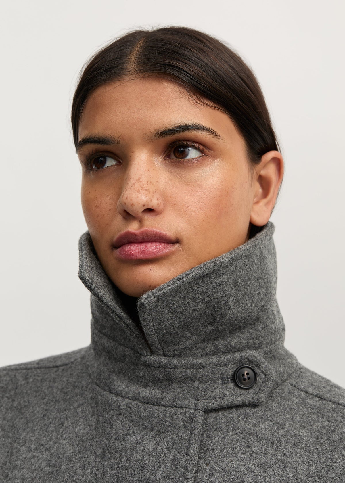 Jo Coat Loden i Pure Grey – på model