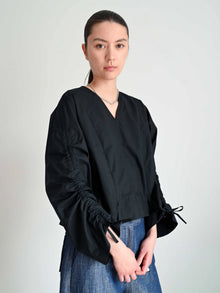 Maddie bluse sort på model