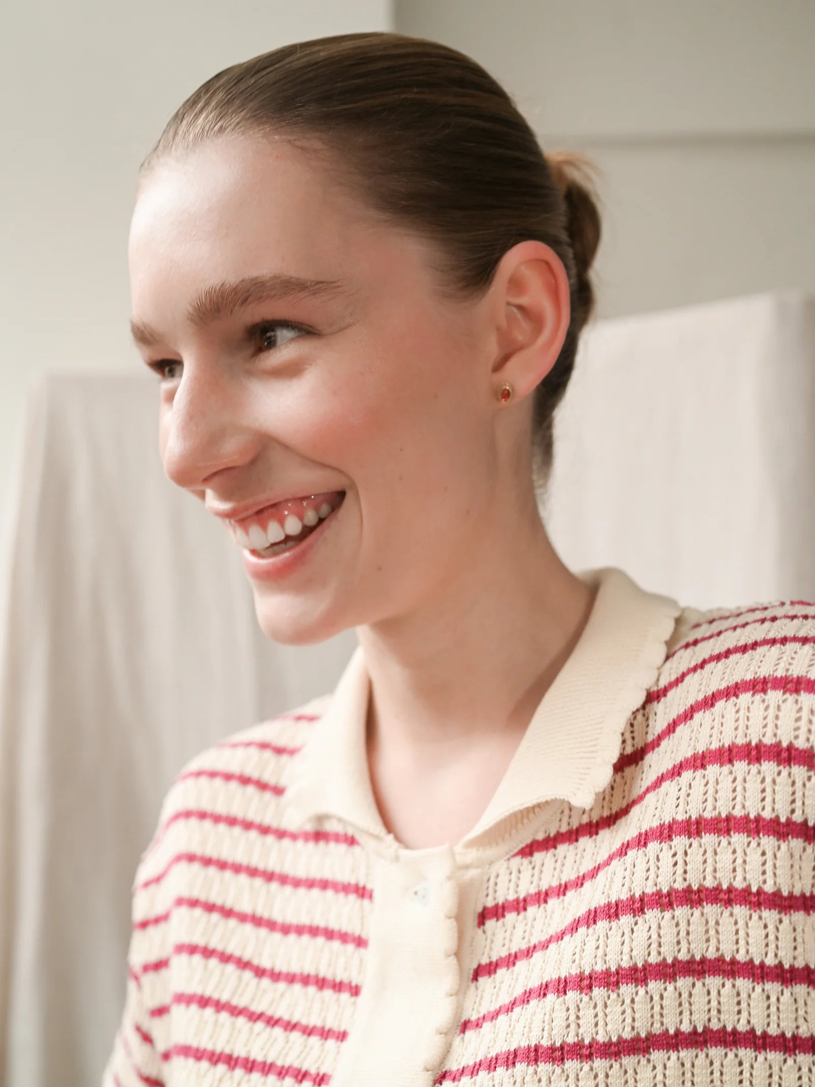 Nuria ss Polo Cardigan, Ecru / Holly Berry