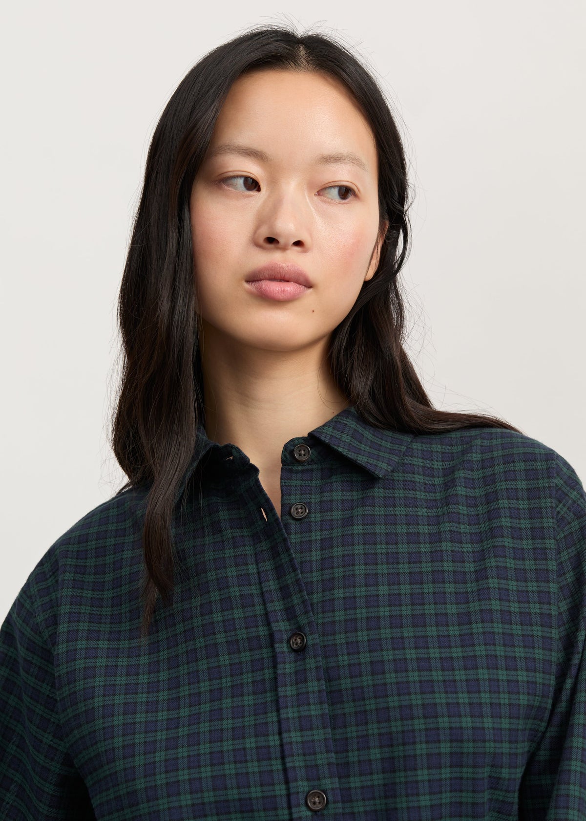 Penny Shirt Check i Evergreen – på model
