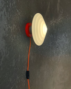 Whipped væglampe orange på væg
