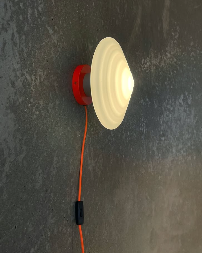Whipped væglampe orange på væg