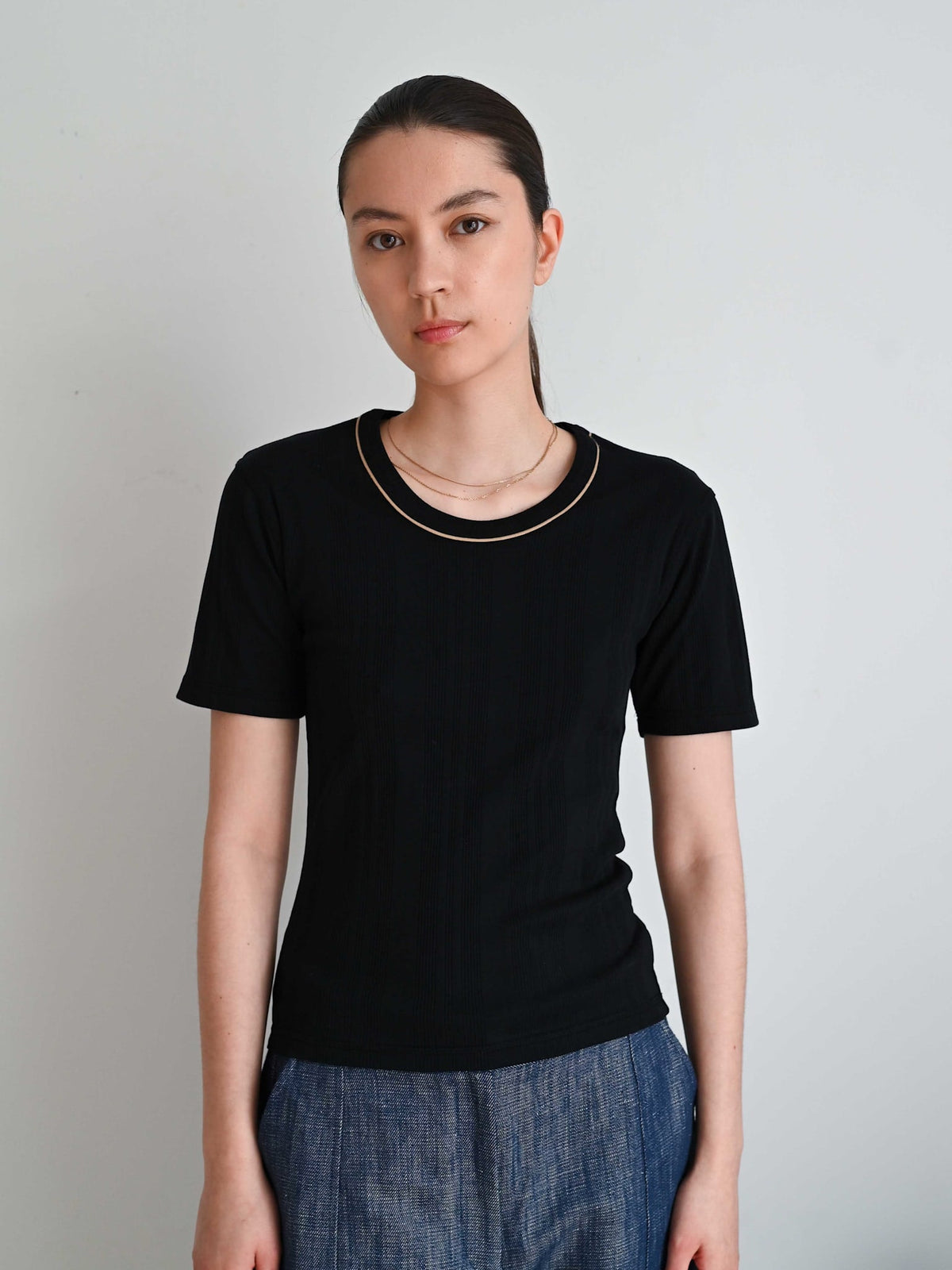 Waves SS Tee sort på model
