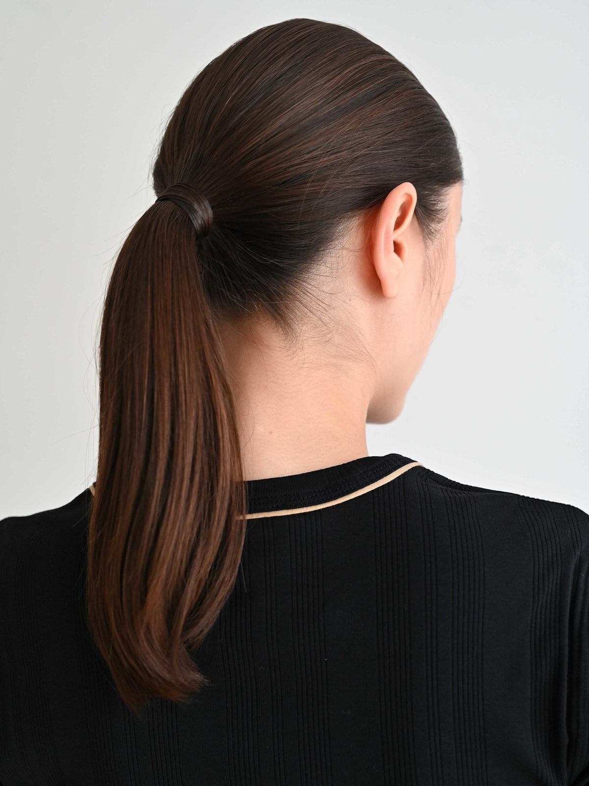 Waves SS Tee sort halsdetalje