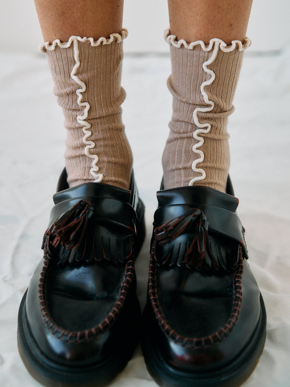 Kusama Socks camel detalje